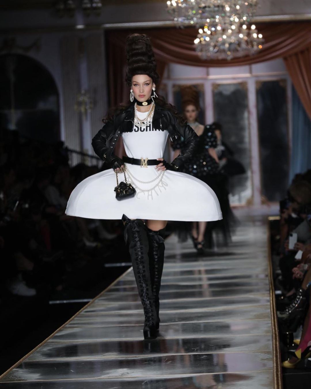 Irina Shayk và dàn mỹ nhân mặc váy lồng bàn trong show Moschino ảnh 4