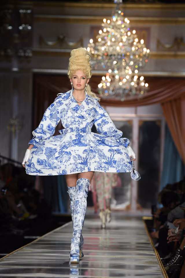 Irina Shayk và dàn mỹ nhân mặc váy lồng bàn trong show Moschino ảnh 22