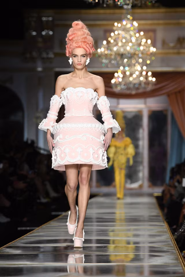 Irina Shayk và dàn mỹ nhân mặc váy lồng bàn trong show Moschino ảnh 25