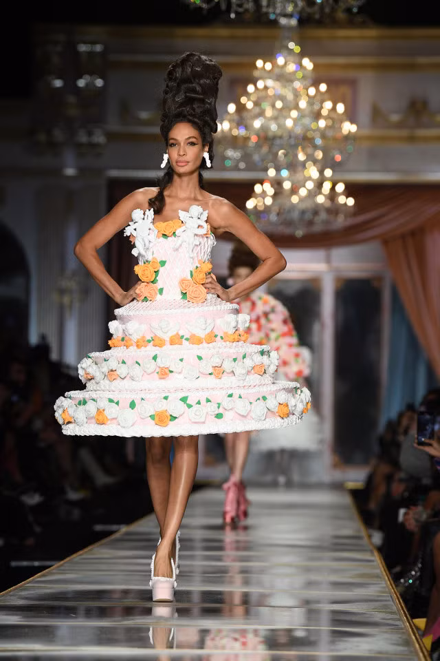 Irina Shayk và dàn mỹ nhân mặc váy lồng bàn trong show Moschino ảnh 23