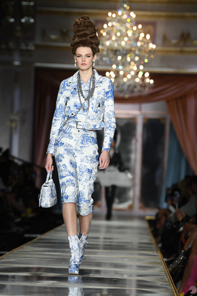 Irina Shayk và dàn mỹ nhân mặc váy lồng bàn trong show Moschino ảnh 29