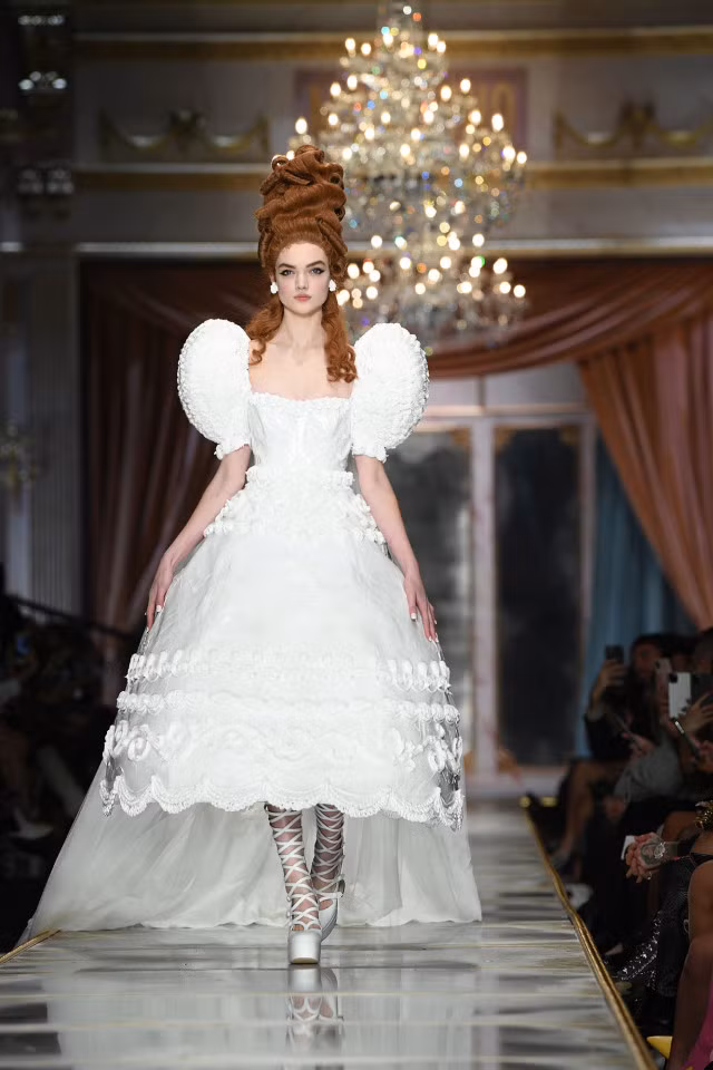 Irina Shayk và dàn mỹ nhân mặc váy lồng bàn trong show Moschino ảnh 26