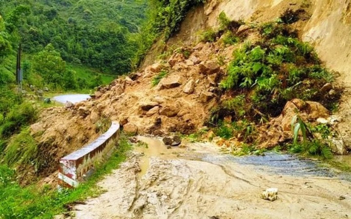 Sạt lở đất trên đường từ thị trấn Bắc Hà đi xã Bản Liền. Lũ vượt báo động 2 trên sông Chảy và thượng nguồn sông Hồng ảnh 1