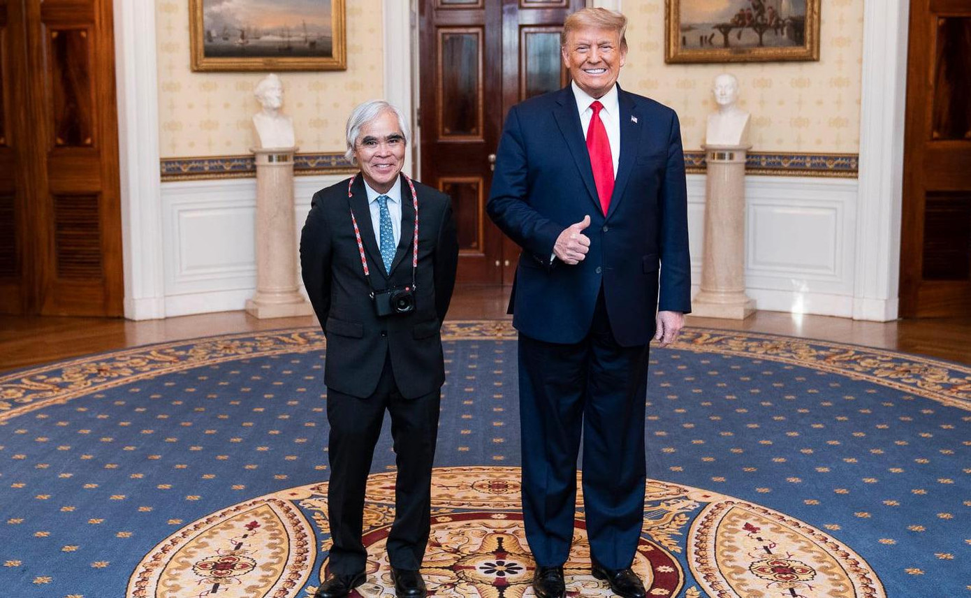 Nick Út bị tấn công, máy ảnh bị đập nát sau khi được ông Trump trao huân chương ảnh 2