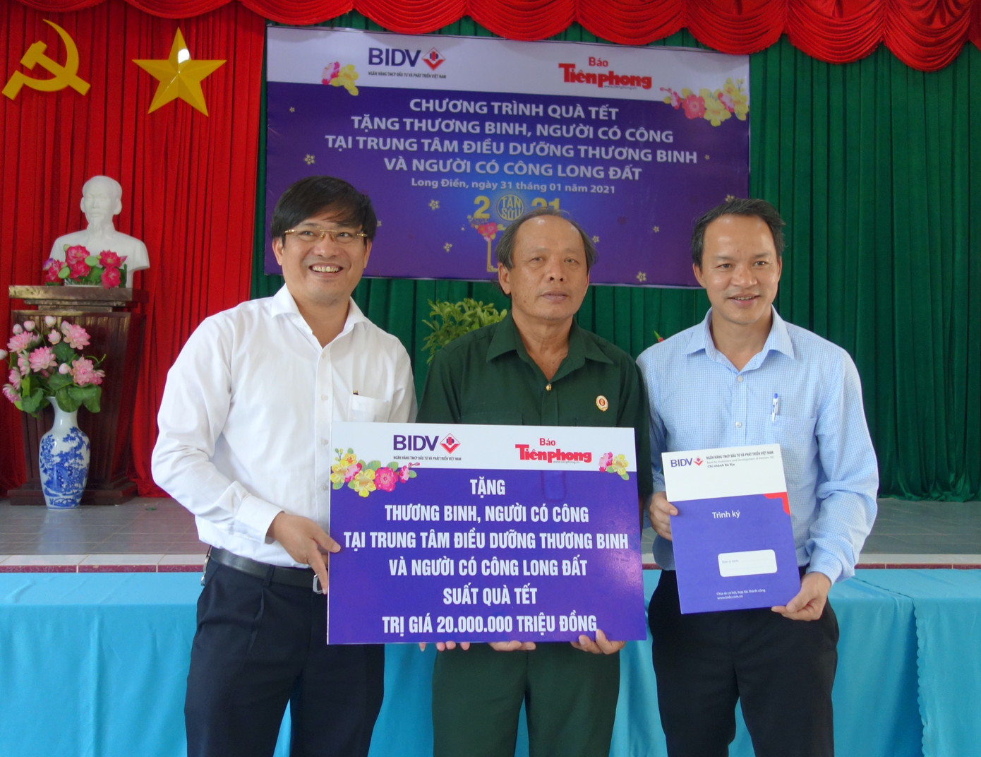 Ngân hàng BIDV và báo Tiền Phong tặng quà cho thương binh nhân dịp Tết Tân Sửu ảnh 3