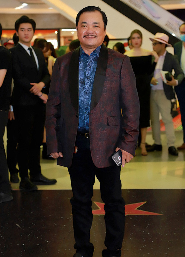 Quyền Linh đưa con gái xinh đẹp như minh tinh đi dự ra mắt phim ảnh 11