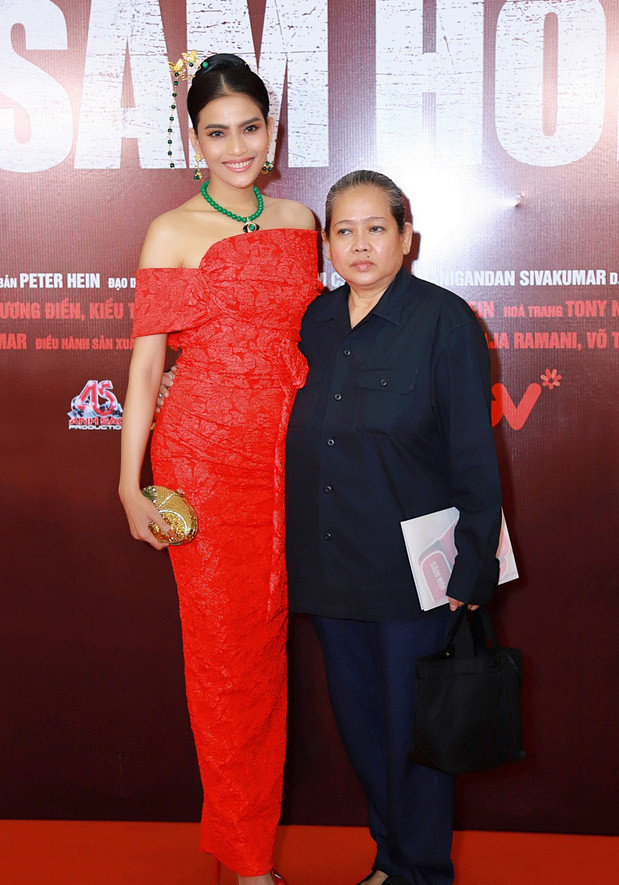 Quyền Linh đưa con gái xinh đẹp như minh tinh đi dự ra mắt phim ảnh 16
