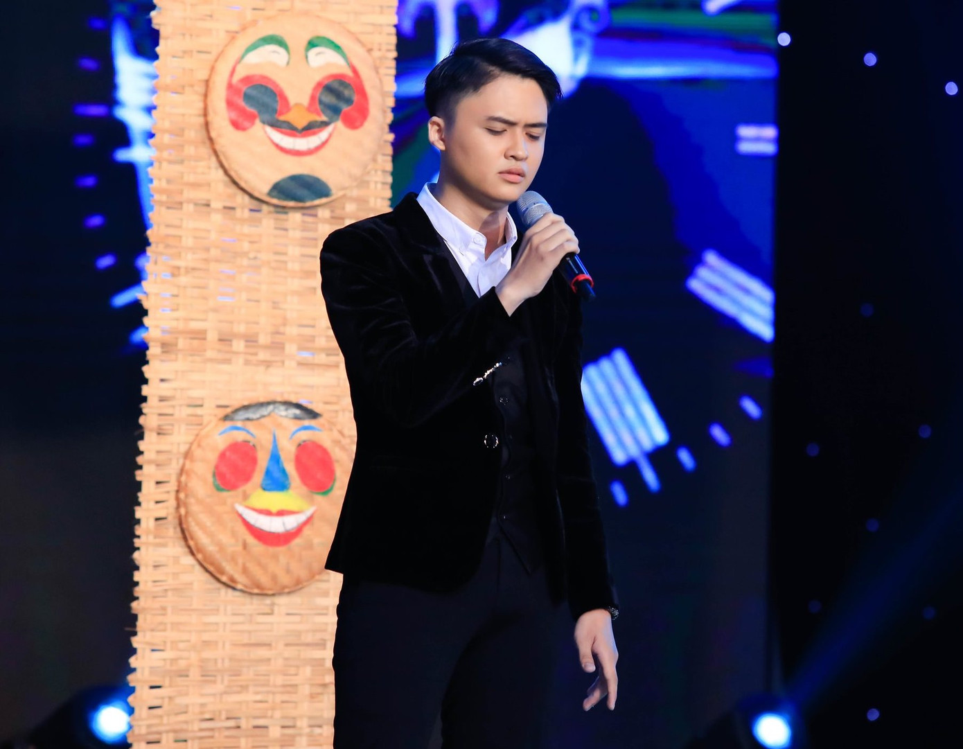 Hoài Linh đổi nghệ danh cho hotboy 4 lần đoạt giải quán quân ảnh 2