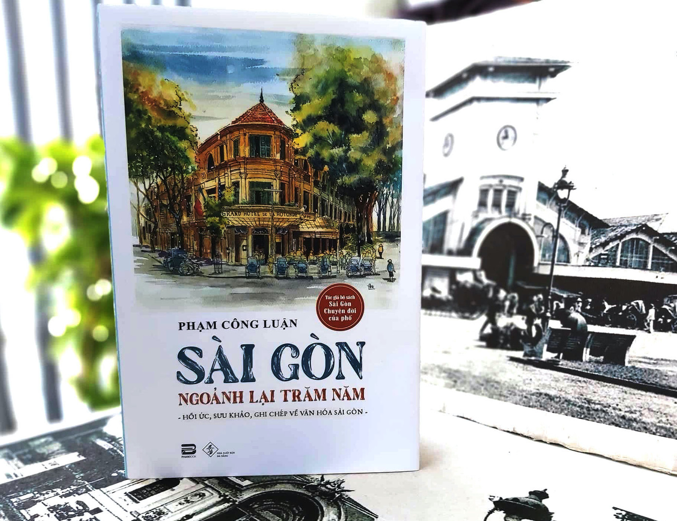 Hai cuốn sách 'độc' về Sài Gòn xưa ảnh 1