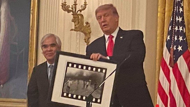 Nick Út - Tác giả ảnh 'Em bé Napalm' được Tổng thống Donald Trump trao Huân chương ảnh 1