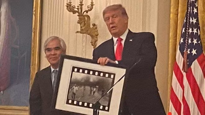 Nick Út - Tác giả ảnh 'Em bé Napalm' được Tổng thống Donald Trump trao Huân chương ảnh 1