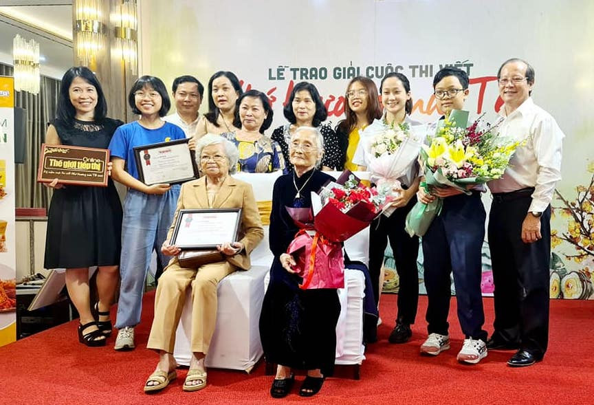 Cụ bà 90 tuổi lập 'cú đúp' giải thưởng trong cuộc thi viết tản văn 'Nhớ thương mùi Tết' ảnh 4