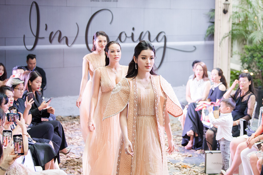 Phương Mai vác bụng bầu lên sàn catwalk, Huyền My kiêu sa làm vedette ảnh 14