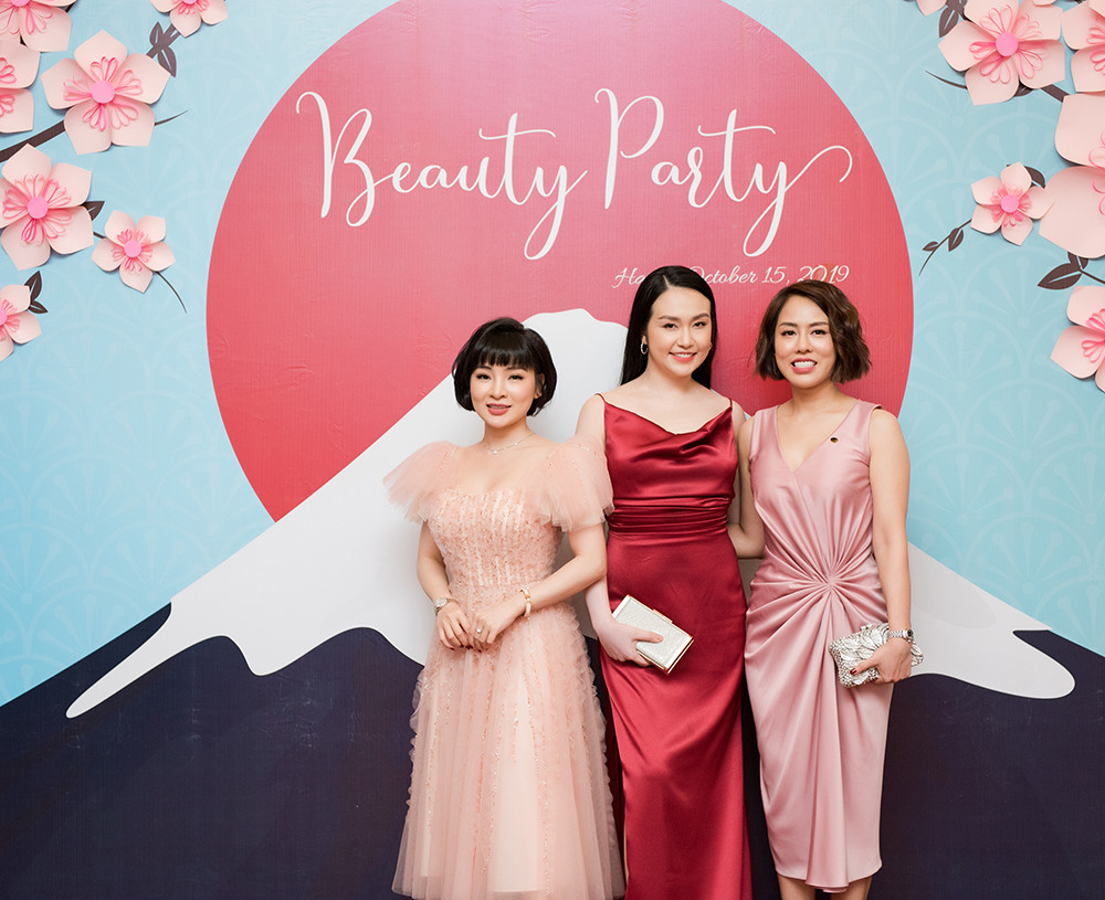 Vừa sinh con thứ 3 được 2 tháng, vợ Tuấn Hưng tự tin diện váy xẻ táo bạo ảnh 7