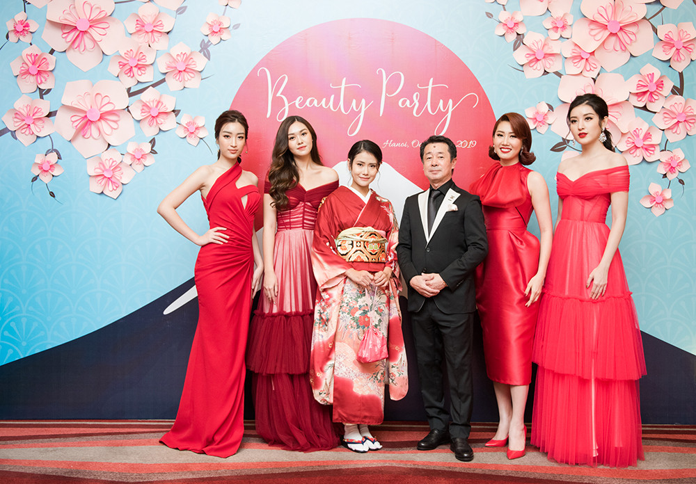 Tường San-Huyền My khoe vai trần nuột nà, Đỗ Mỹ Linh diện váy xẻ táo bạo ảnh 15