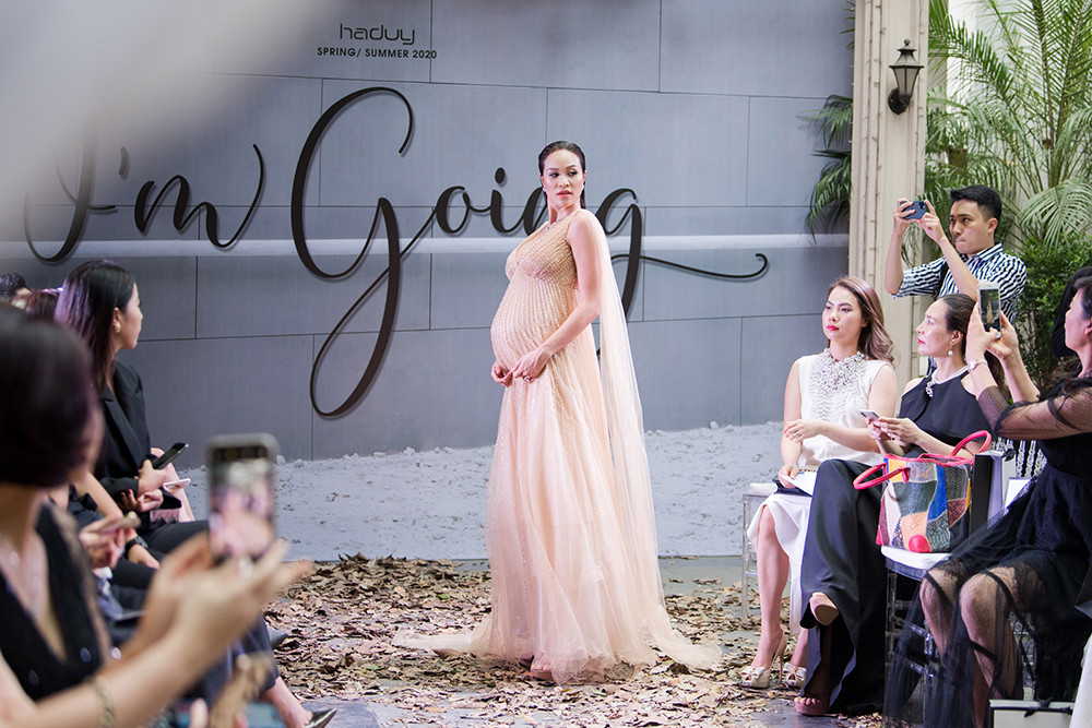 Phương Mai vác bụng bầu lên sàn catwalk, Huyền My kiêu sa làm vedette ảnh 5