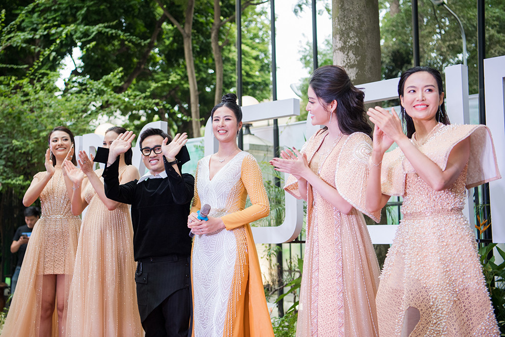 Phương Mai vác bụng bầu lên sàn catwalk, Huyền My kiêu sa làm vedette ảnh 15