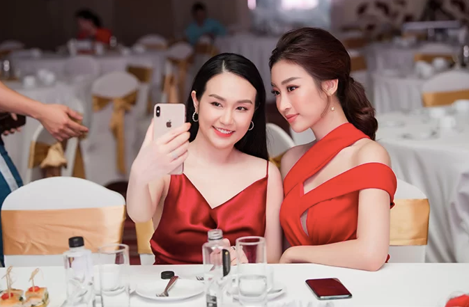 Vừa sinh con thứ 3 được 2 tháng, vợ Tuấn Hưng tự tin diện váy xẻ táo bạo ảnh 10