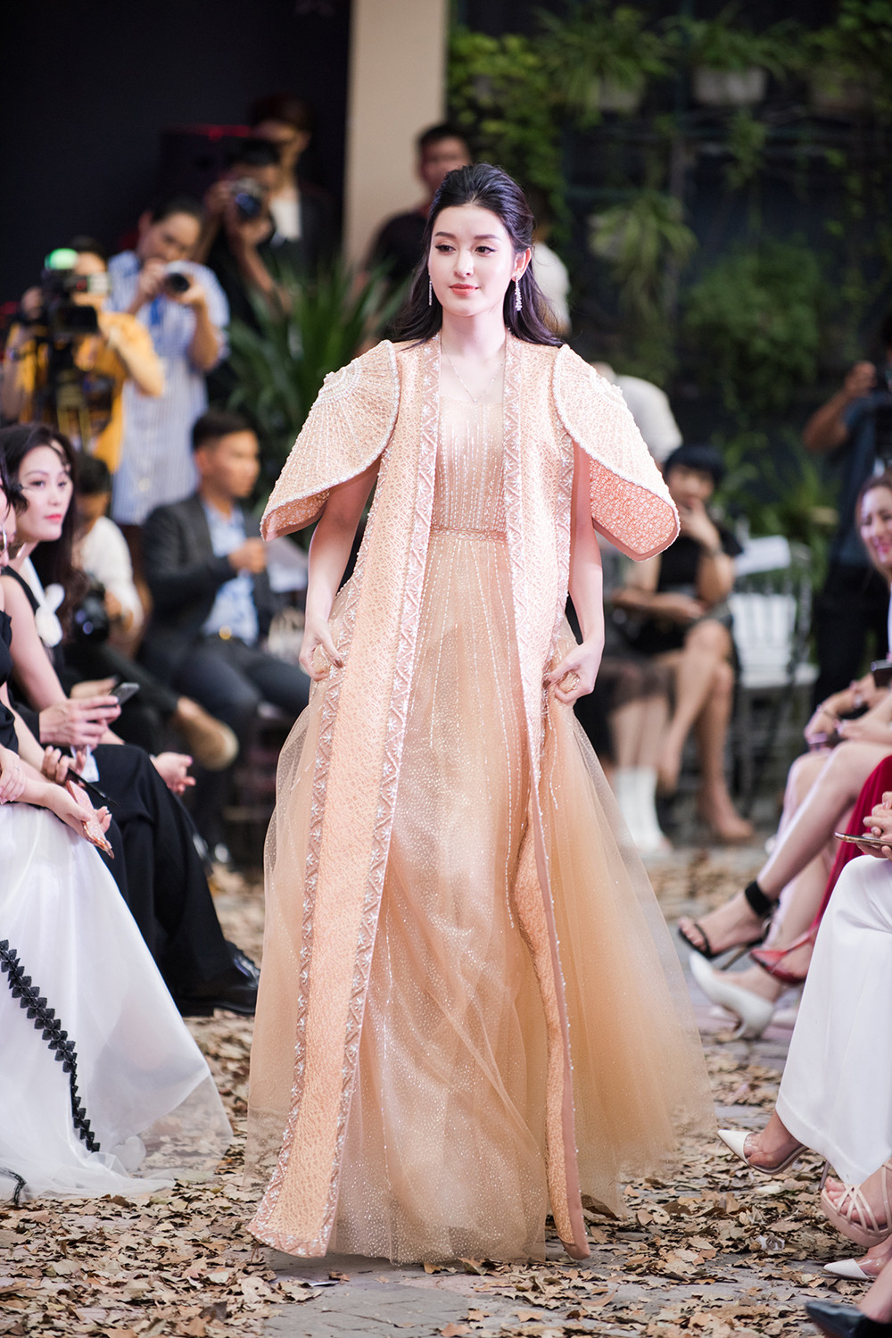 Phương Mai vác bụng bầu lên sàn catwalk, Huyền My kiêu sa làm vedette ảnh 13