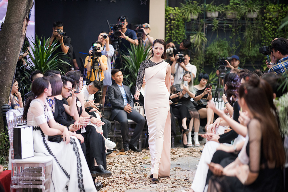 Phương Mai vác bụng bầu lên sàn catwalk, Huyền My kiêu sa làm vedette ảnh 6
