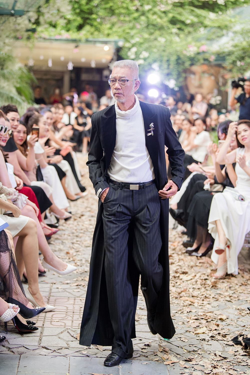 Phương Mai vác bụng bầu lên sàn catwalk, Huyền My kiêu sa làm vedette ảnh 11