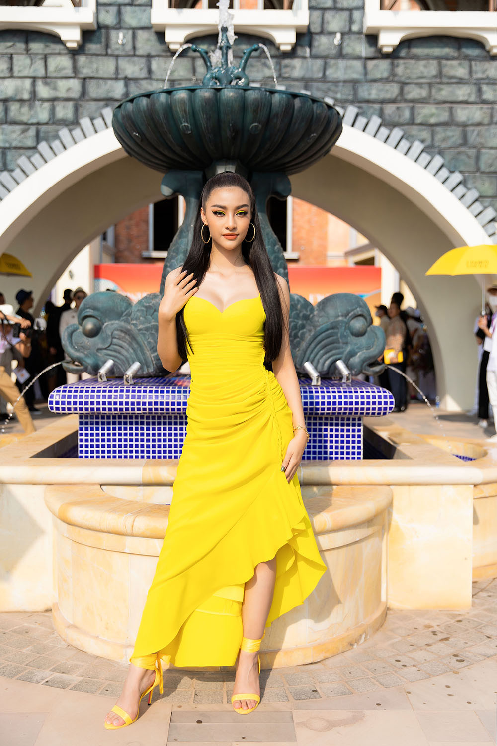 Dàn Hoa, Á hậu cùng diện sắc vàng khoe body nóng bỏng trên thảm đỏ thời trang ảnh 7