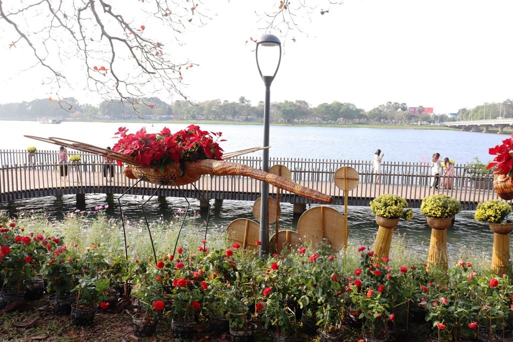 Nhìn ngắm Huế ngày cuối năm khoác 'áo hoa' lạ lẫm đón Tết ảnh 20