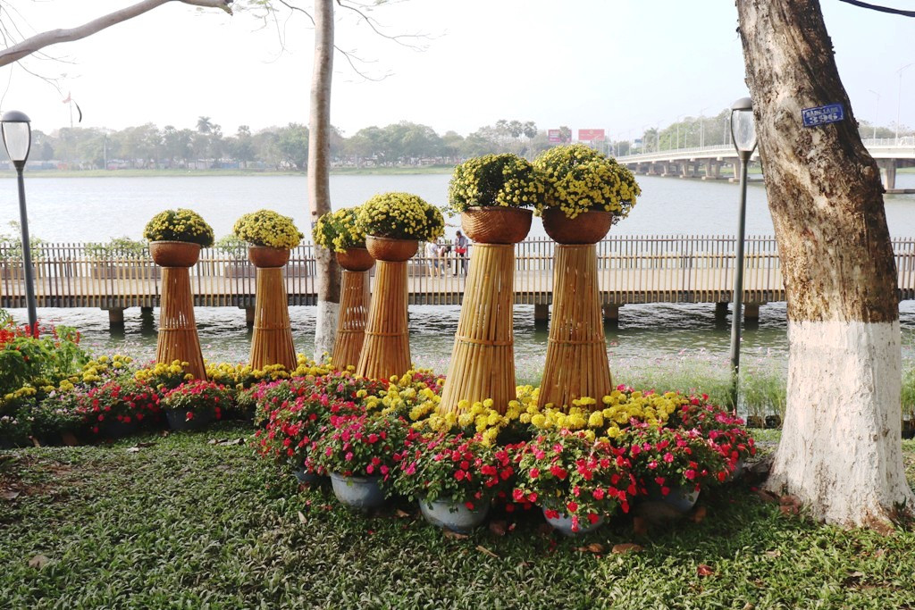 Nhìn ngắm Huế ngày cuối năm khoác 'áo hoa' lạ lẫm đón Tết ảnh 18