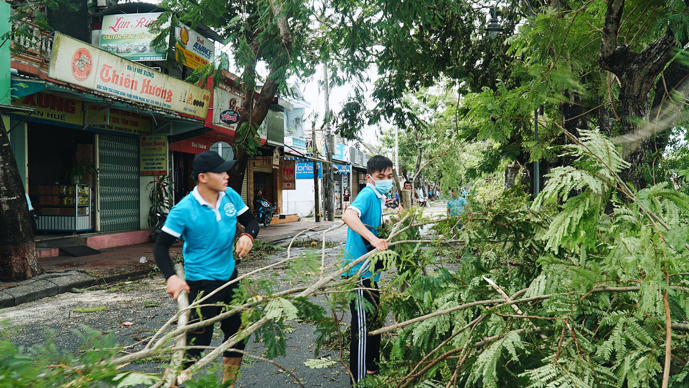Gần 1.500 ĐVTN Huế miệt mài ‘giải cứu’ đường phố tắc nghẽn sau bão ảnh 13