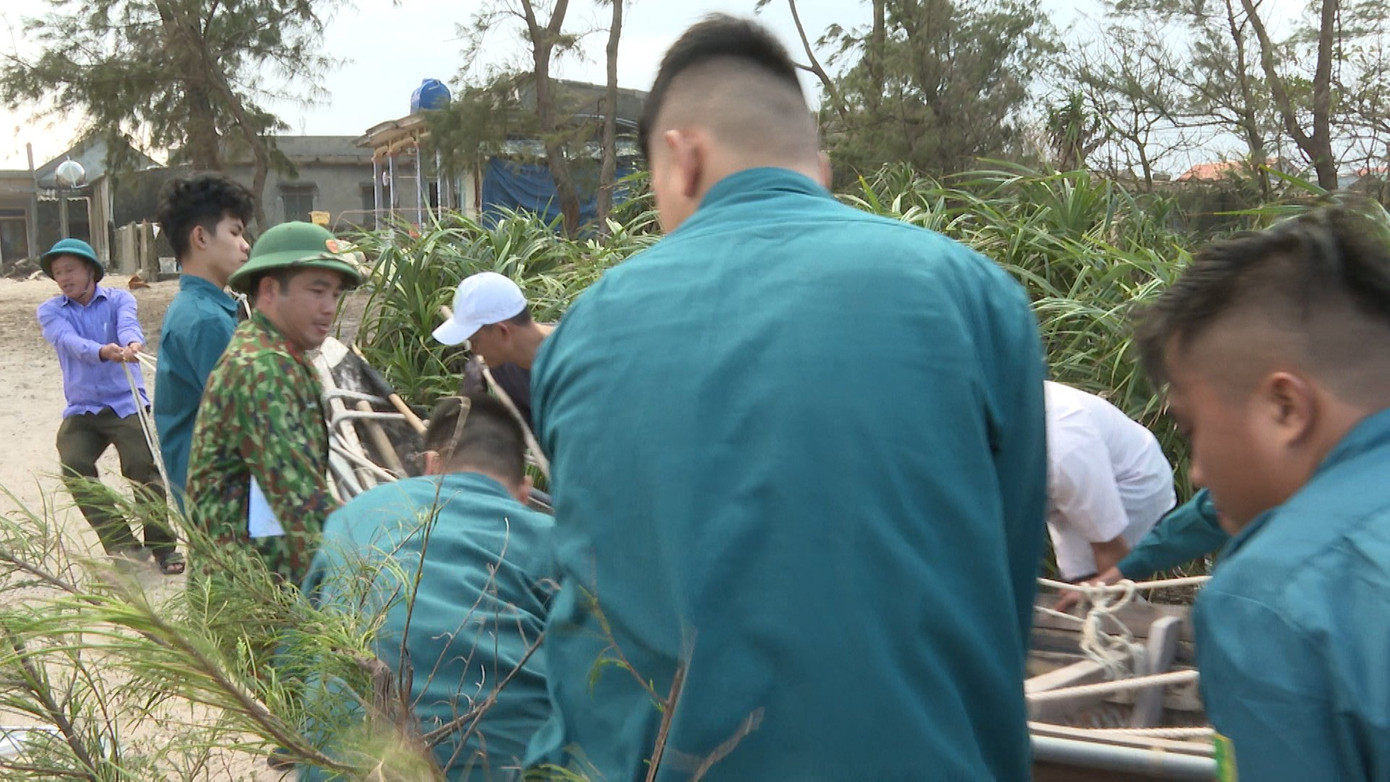 TT-Huế: Công an, quân đội đồng loạt ra quân đưa dân đi tránh bão ảnh 16