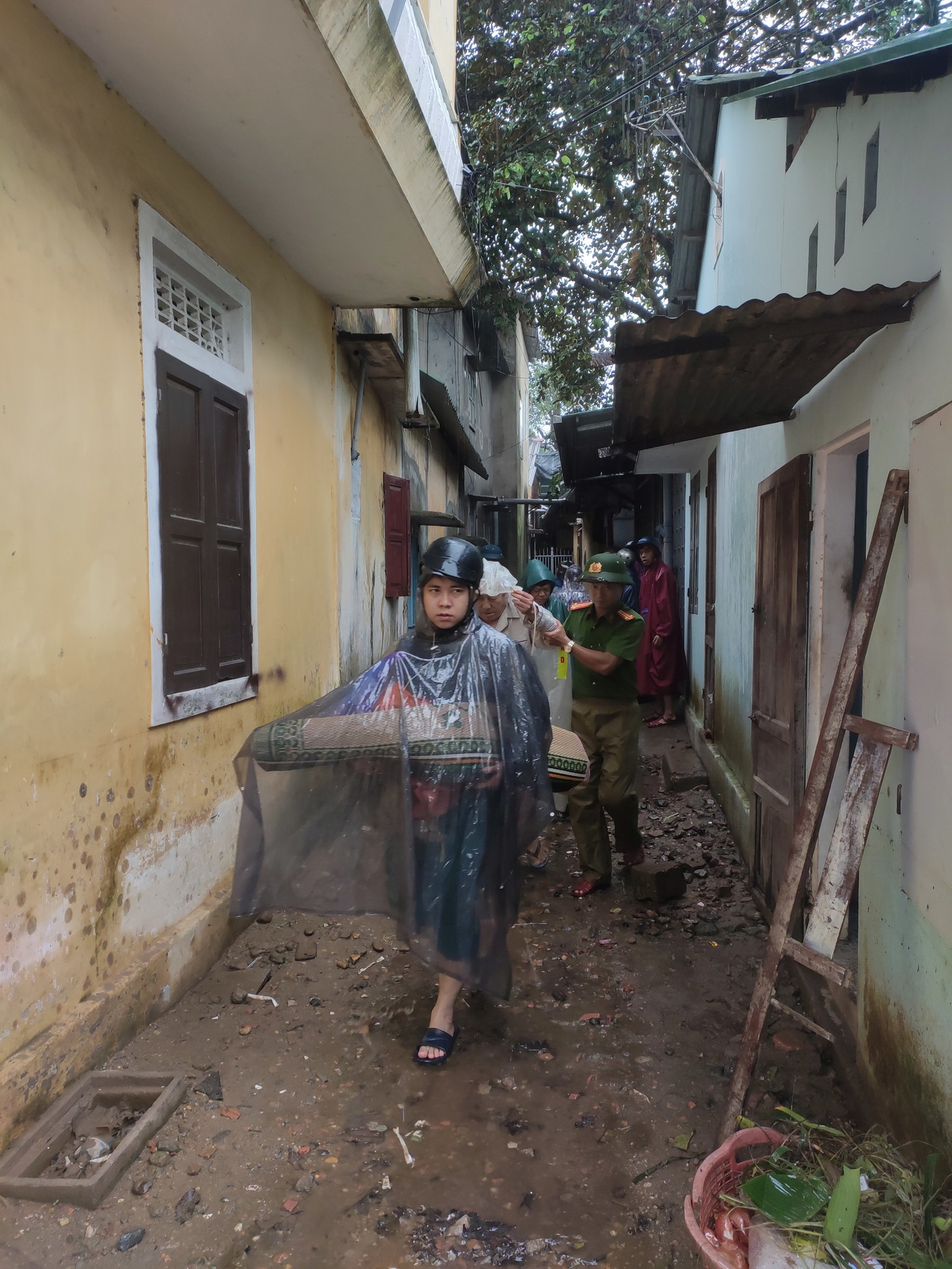 TT-Huế: Công an, quân đội đồng loạt ra quân đưa dân đi tránh bão ảnh 8