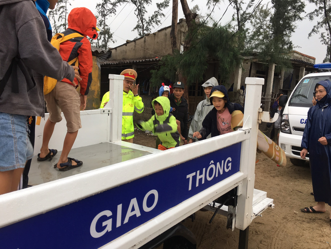 TT-Huế: Công an, quân đội đồng loạt ra quân đưa dân đi tránh bão ảnh 10