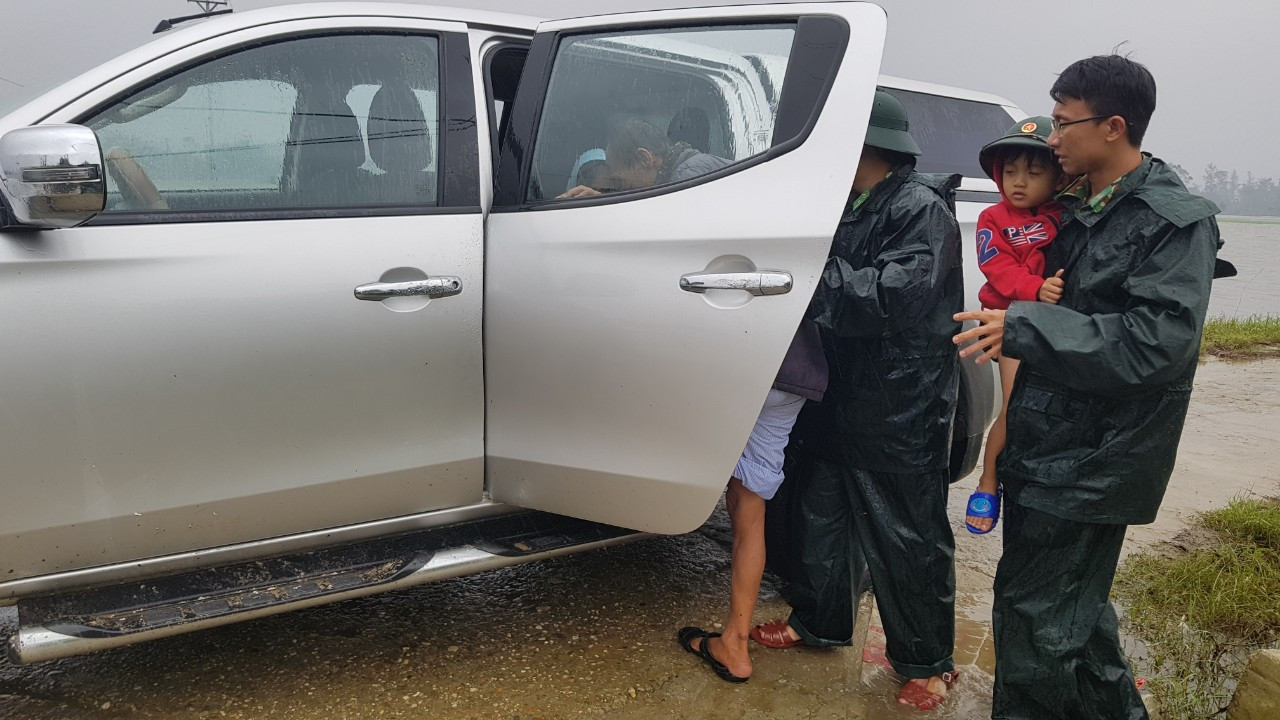 TT-Huế: Công an, quân đội đồng loạt ra quân đưa dân đi tránh bão ảnh 13