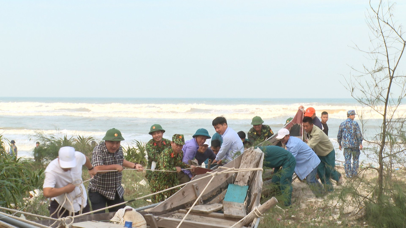 TT-Huế: Công an, quân đội đồng loạt ra quân đưa dân đi tránh bão ảnh 15