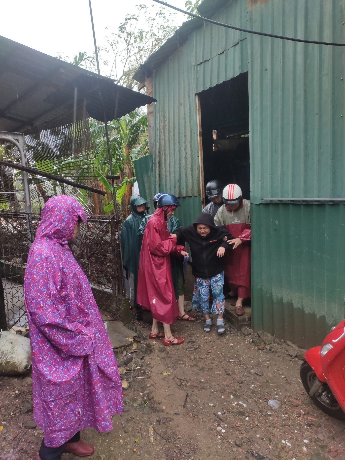 TT-Huế: Công an, quân đội đồng loạt ra quân đưa dân đi tránh bão ảnh 12