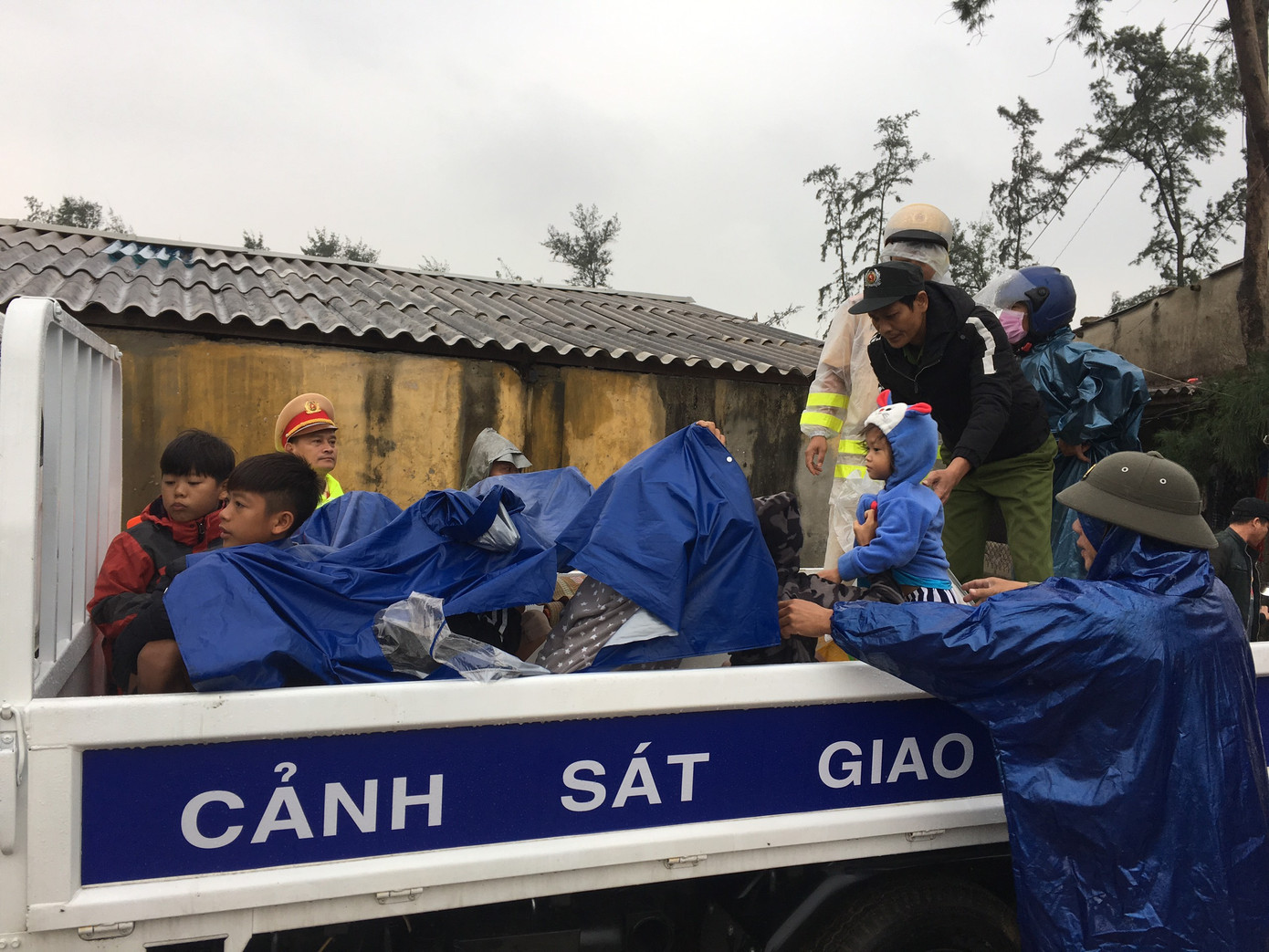 TT-Huế: Công an, quân đội đồng loạt ra quân đưa dân đi tránh bão ảnh 9