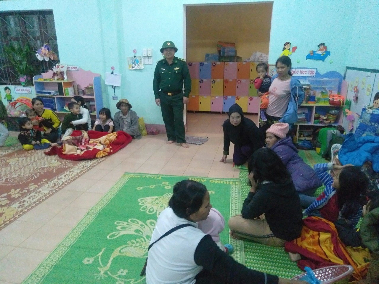 TT-Huế: Công an, quân đội đồng loạt ra quân đưa dân đi tránh bão ảnh 14