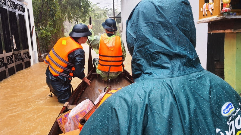 Huế: Nước vẫn dâng mênh mông, dầm mưa vượt lũ tiếp tế cho dân ảnh 11