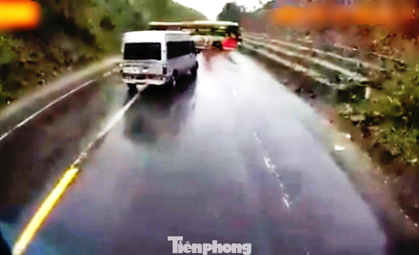 CLIP: Cú va chạm kinh hoàng giữa 2 ô tô khách, nhiều người thương vong ảnh 3