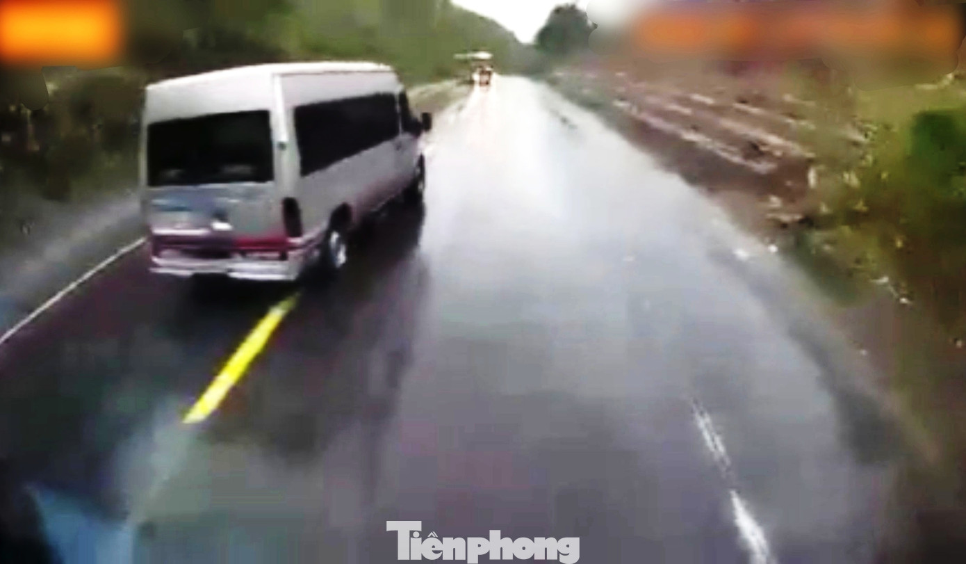 CLIP: Cú va chạm kinh hoàng giữa 2 ô tô khách, nhiều người thương vong ảnh 2
