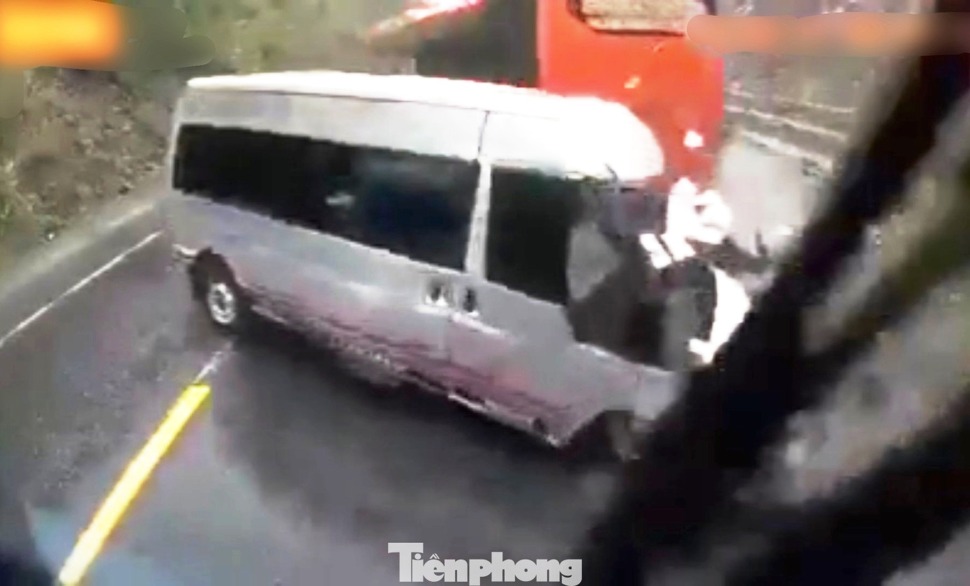 CLIP: Cú va chạm kinh hoàng giữa 2 ô tô khách, nhiều người thương vong ảnh 4