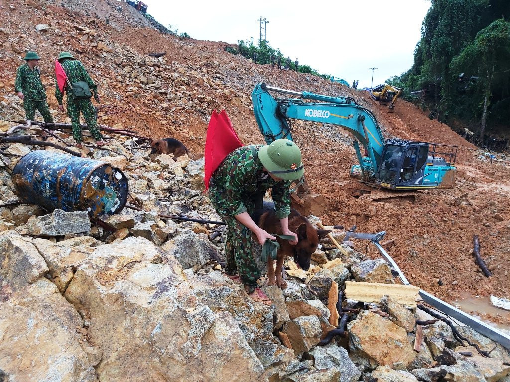 Cứu nạn tại Rào Trăng 3: Khó khăn nối lại tìm kiếm, cho người nhà nạn nhân vào hiện trường ảnh 4