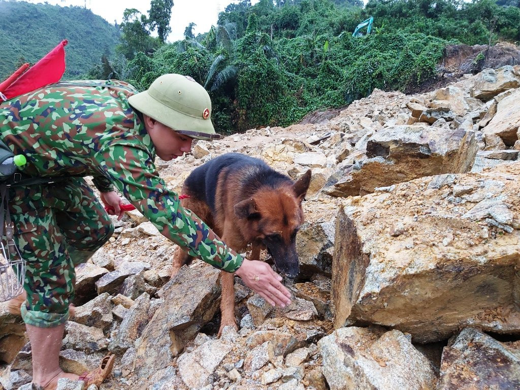 Cứu nạn tại Rào Trăng 3: Khó khăn nối lại tìm kiếm, cho người nhà nạn nhân vào hiện trường ảnh 6