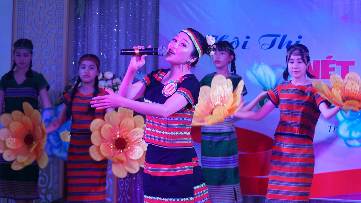 Một màn tranh tài bằng âm nhạc, vũ đạo của cô - trò vùng cao. Giáo viên, học sinh xứ Huế trổ tài ‘Nét đẹp thầy trò’ ảnh 8