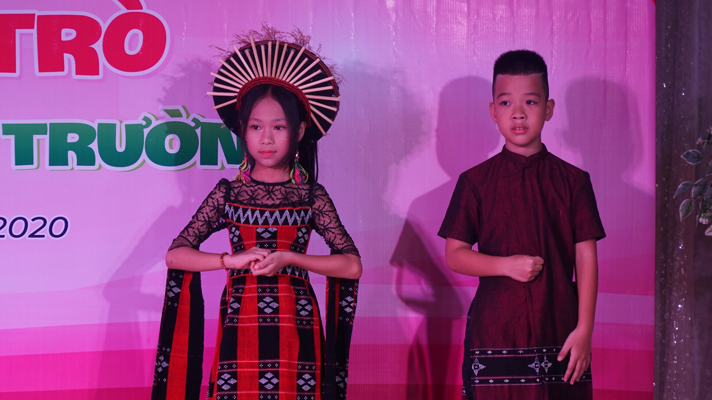 Nét đẹp học đường qua trang phục mang màu sắc truyền thống được cách điệu. Giáo viên, học sinh xứ Huế trổ tài ‘Nét đẹp thầy trò’ ảnh 10