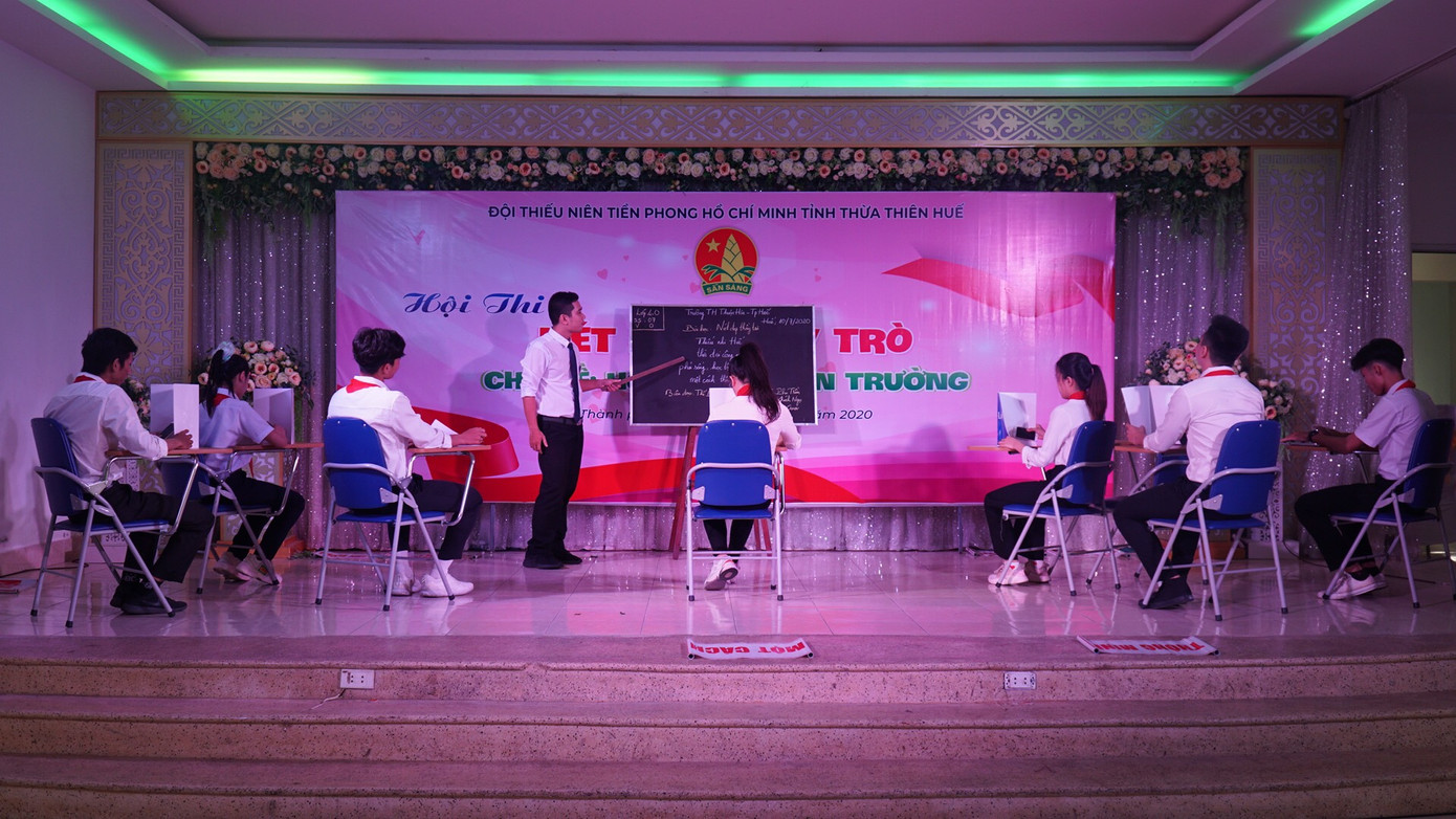 Một tiết học giữa thầy và trò được tái hiện tại hội thi Giáo viên, học sinh xứ Huế trổ tài ‘Nét đẹp thầy trò’ ảnh 11