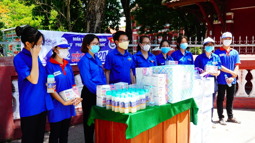 Gần 900.000 sỹ tử khẩu trang kín bưng làm thủ tục thi tốt nghiệp THPT ảnh 25