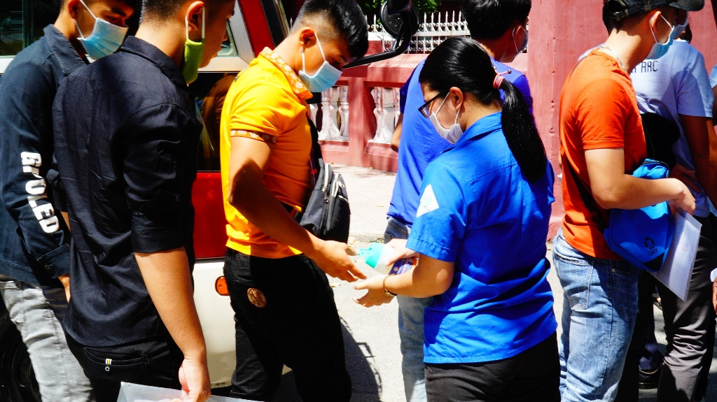 Gần 900.000 sỹ tử khẩu trang kín bưng làm thủ tục thi tốt nghiệp THPT ảnh 23