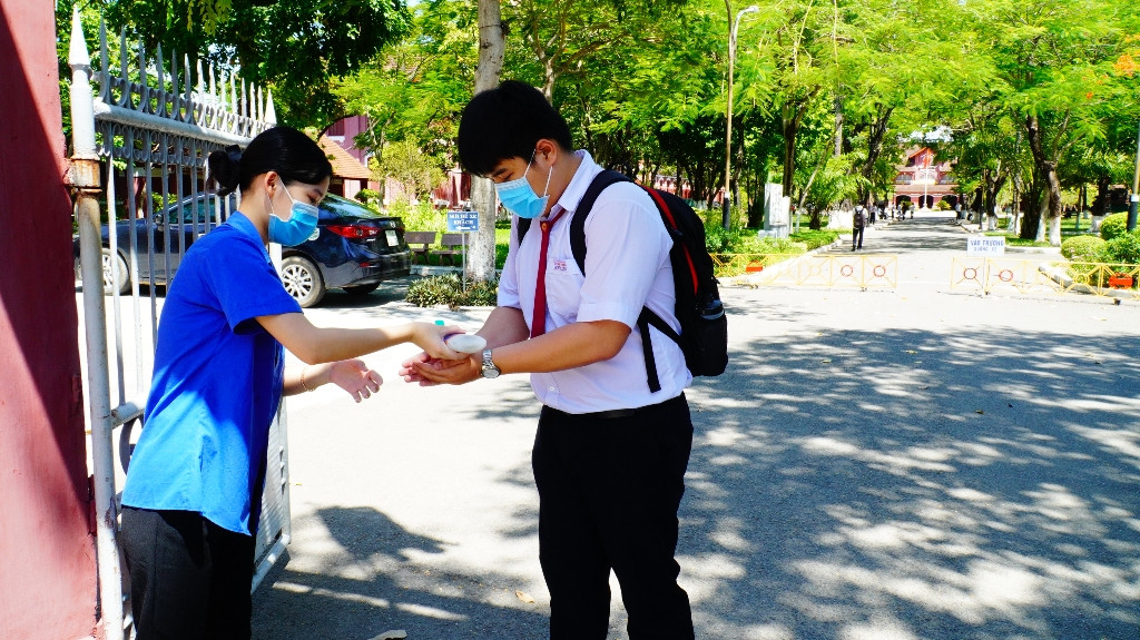 Gần 900.000 sỹ tử khẩu trang kín bưng làm thủ tục thi tốt nghiệp THPT ảnh 24