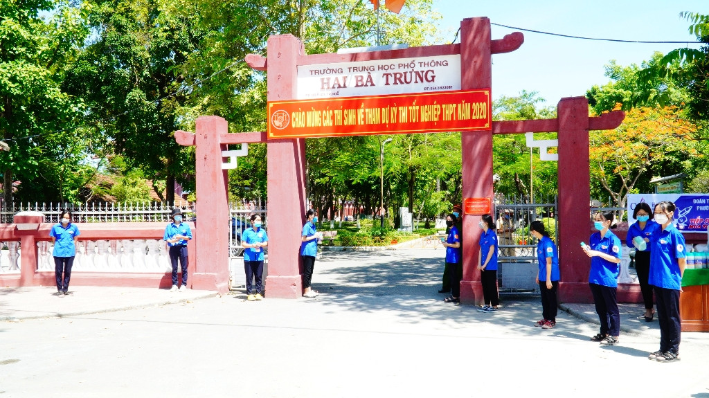 Gần 900.000 sỹ tử khẩu trang kín bưng làm thủ tục thi tốt nghiệp THPT ảnh 22